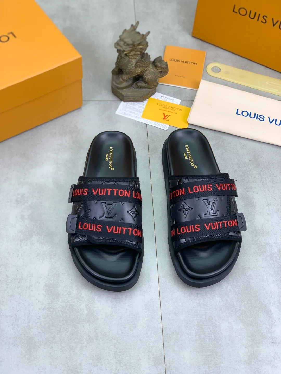 Men's shoes 💰P320💰【New style】🆘 Original quality 【LOUIS VUITTON】The popular Louis Vuitton LV men's slippers on the official website are on sale simultaneously! Original fabric imported from Italy, original factory special supply, code number: 38-44 (45 customized), many colors available